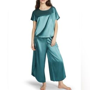 Satin sleeping pajama size Medium emerald green